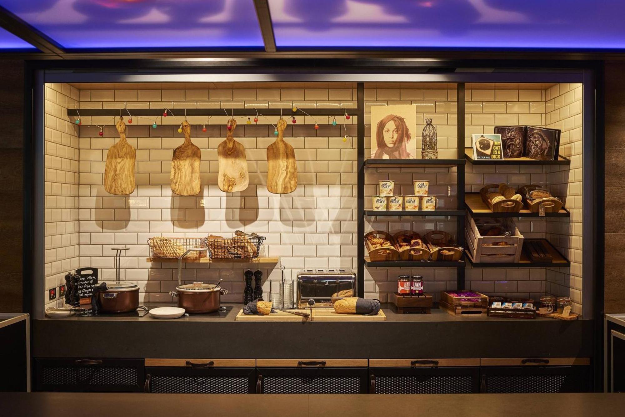 Moxy York Hotel Екстериор снимка