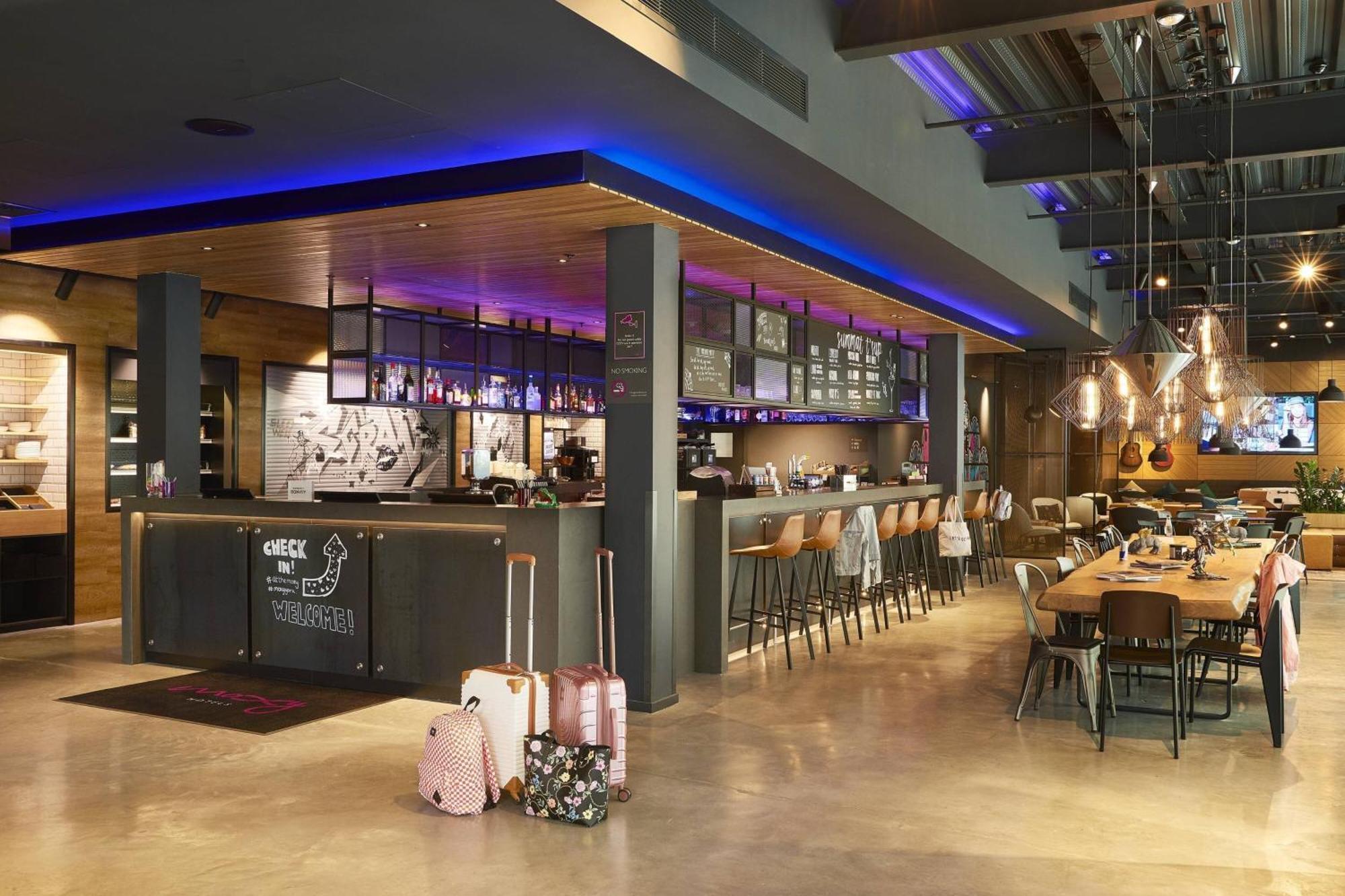 Moxy York Hotel Екстериор снимка